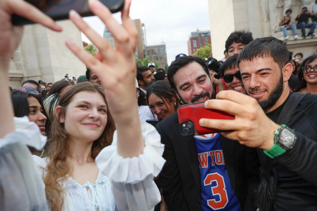 Amadeo Fusca, center, winner of the Mayor Zohran Mamdani look-alike contest, takes selfies with the crowd, Sunday, Aug. 30, 2026, in New York. (AP Photo/Heather Khalifa)