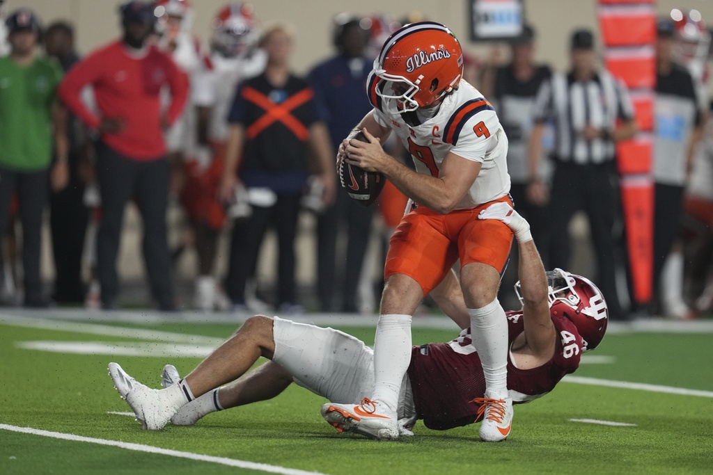 Illinois quarterback Luke Altmyer (9) is sacked bye Indiana linebacker Isaiah Jones (46) during the first half of an NCAA college football game, Saturday, Sept. 20, 2025, in Bloomington, Ind. (AP Photo/Darron Cummings)