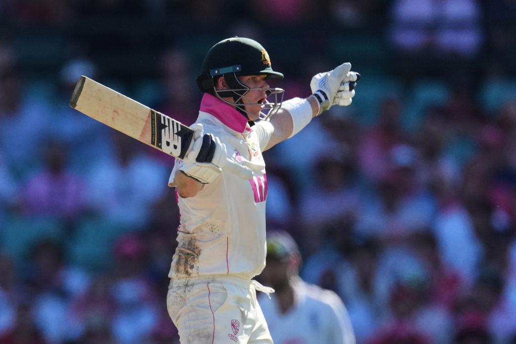 Australia's Steve Smith gestures during play on day three of the fifth and final Ashes cricket test between England and Australia in Sydney, Tuesday, Jan. 6, 2026. (AP Photo/Mark Baker)