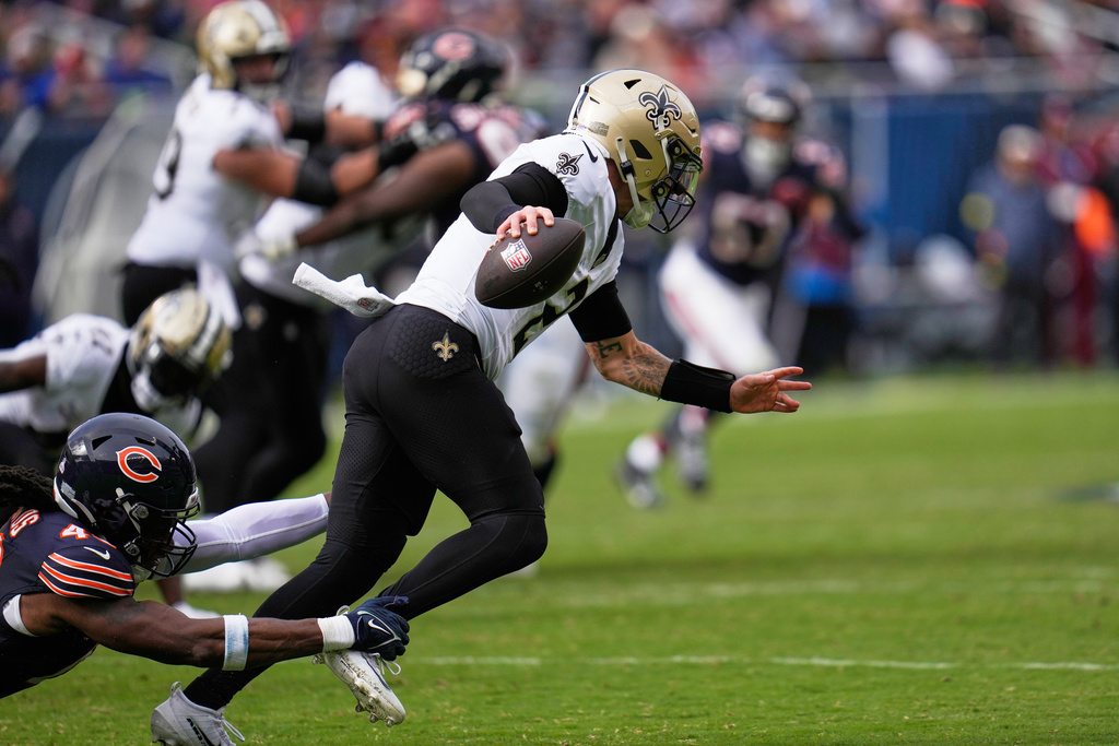 Chicago Bears middle linebacker Tremaine Edmunds sacks New Orleans Saints quarterback Spencer Rattler (2) in the second half of an NFL football game, Sunday, Oct. 19, 2025, in Chicago. (AP Photo/Erin Hooley)