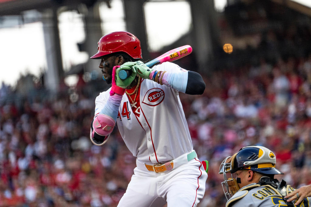 Cincinnati Reds Elly De La Cruz waits for a pitch in the first inning of a baseball game against the Milwaukee Brewers, Saturday, Aug. 16, 2025, in Cincinnati. (AP Photo/Michael Swensen)