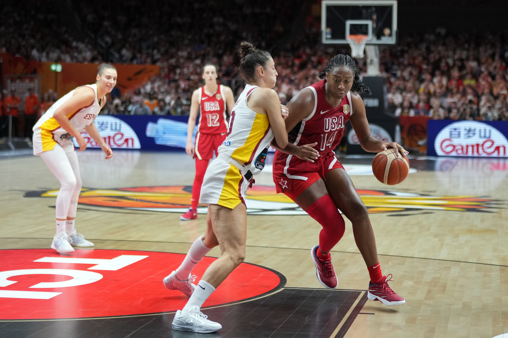 Spain's María Conde guards Aliyah Boston, of the United States, during the Women's Basketball World Cup semifinal match between the United States and Spain in Berlin, Saturday, Sept. 12, 2026. (AP Photo/Ebrahim Noroozi)