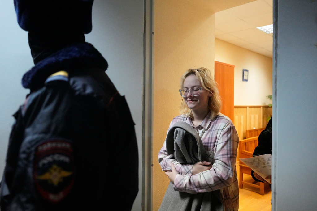 Diana Loginova, right, an 18-year-old Russian singer of Stoptime street band who served two consecutive 13-day prison sentences on various misdemeanor charges, leaves a courtroom in St. Petersburg, Russia, Tuesday, Nov. 11, 2025. (AP Photo/Dmitri Lovetsky)