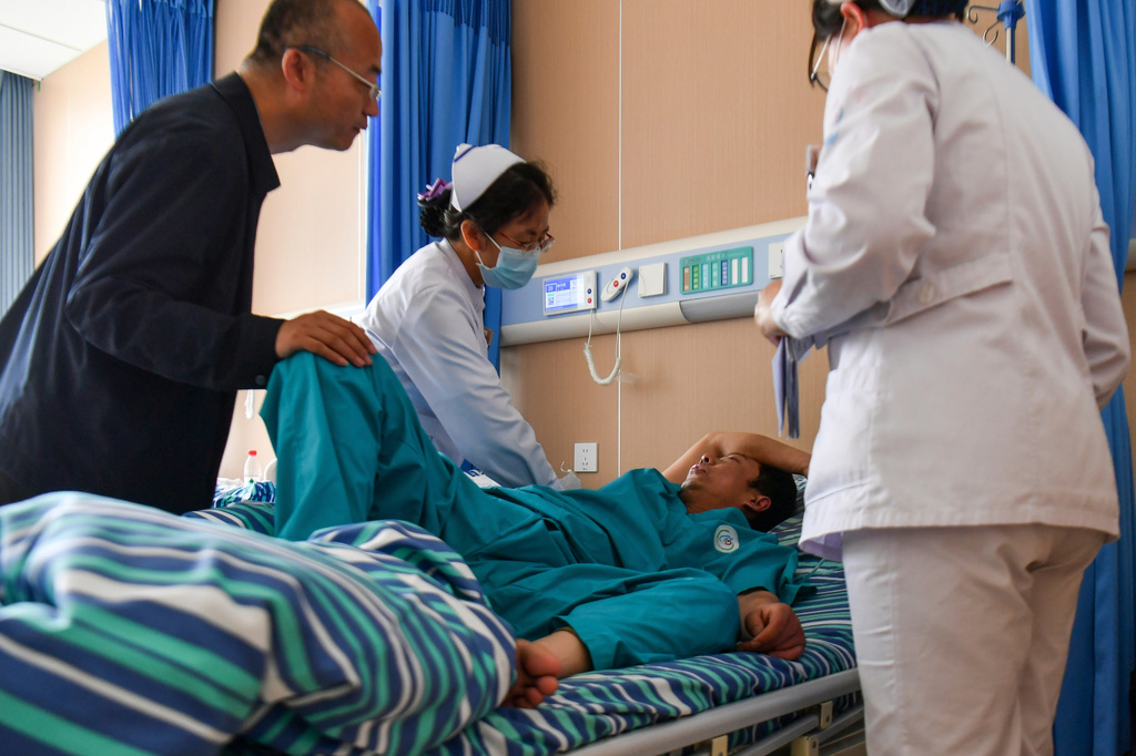 In this photo released by Xinhua News Agency, medical staff attend to an injured worker at a hospital in the aftermath of an explosion at Changzhi city's Liushenyu coal mine in Qinyuan county, northern China's Shanxi Province on Saturday, May 23, 2026. (Cao Yang/Xinhua via AP)
