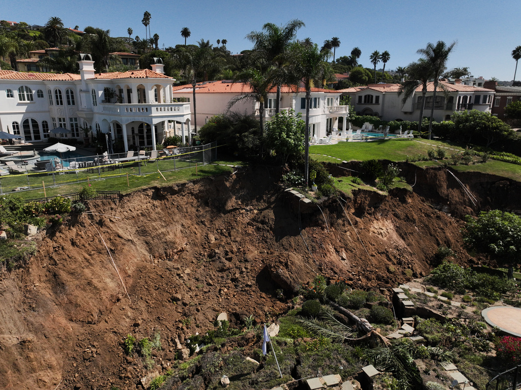 A landslide on a coastal bluff is shown from an aerial view on Tuesday, Sept. 30, 2025, in Rancho Palos Verdes, Calif. (AP Photo/Jae C. Hong)