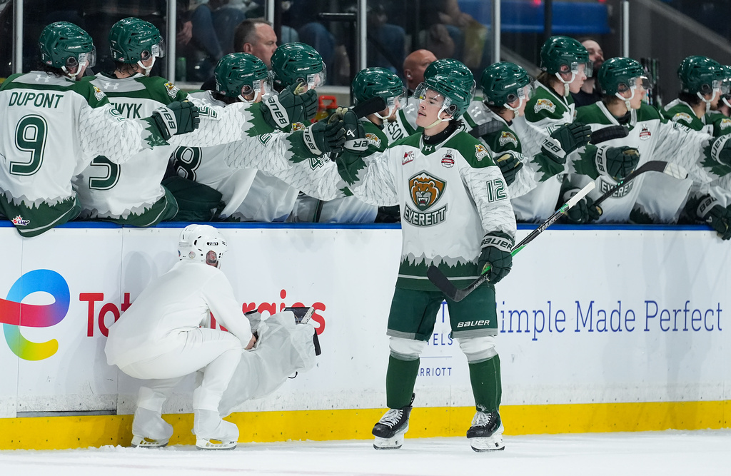 Everett Silvertips' Lukas Kaplan (12) celebrates his goal during the second period of a Memorial Cup hockey game against the Chicoutimi Sagueneens in Kelowna, British Columbia, Saturday, May 23, 2026. (Darryl Dyck/The Canadian Press via AP)