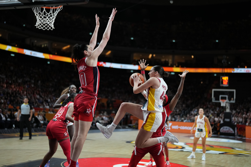 Breanna Stewart, of the United States, guards Spain's Iyana Martín during the Women's Basketball World Cup semifinal match between the United States and Spain in Berlin, Saturday, Sept. 12, 2026. (AP Photo/Ebrahim Noroozi)