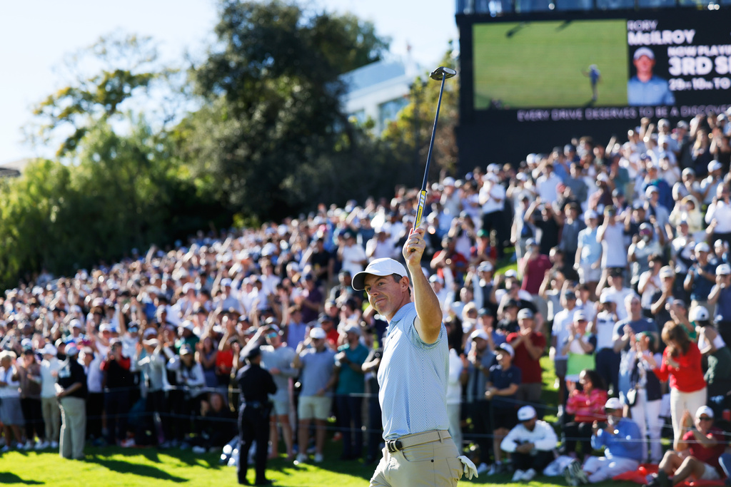 Rory McIlroy, from Northern Ireland, raises his putter to the gallery after the final round of the Genesis Invitational golf tournament at Riviera Country Club, Sunday, Feb. 22, 2026, in the Pacific Palisades area of Los Angeles. (AP Photo/Caroline Brehman)