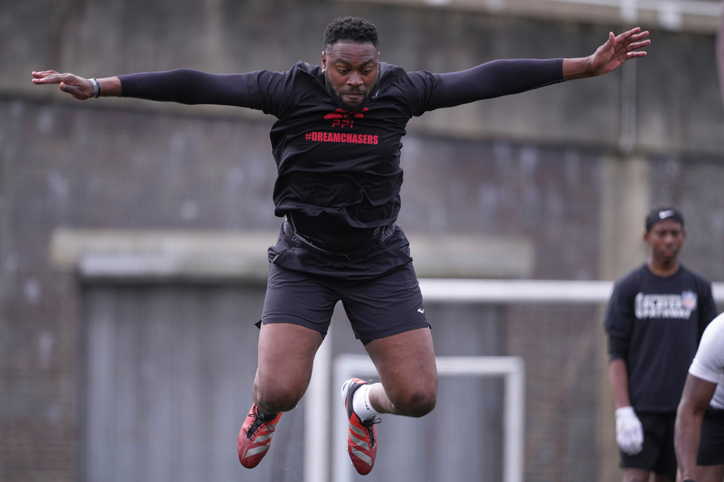 Oluwanifemi 'Neff' Giwa takes part in a football workout session at the National Sports Center, Crystal Palace in London, Sunday, March 29, 2026. (AP Photo/Alastair Grant)