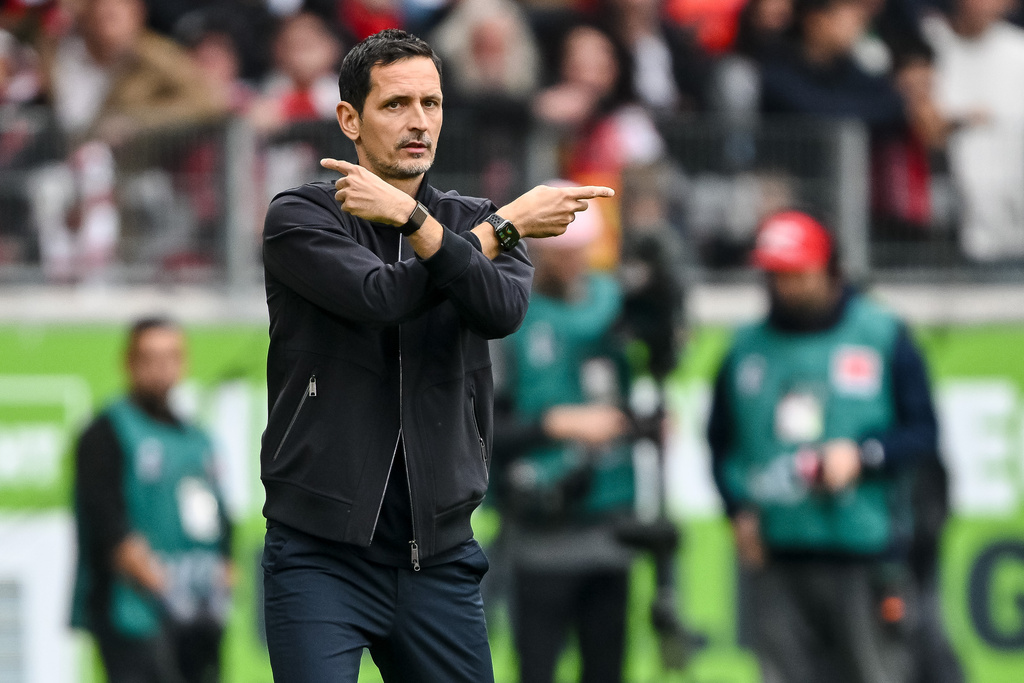 Eintracht Frankfurt's coach Dino Toppmöller gestures, during a German Bundesliga soccer match between SC Freiburg and Eintracht Frankfurt, in Freiburg im Breisgau, Germany, Sunday, Oct. 19, 2025. (Harry Langer/dpa via AP)