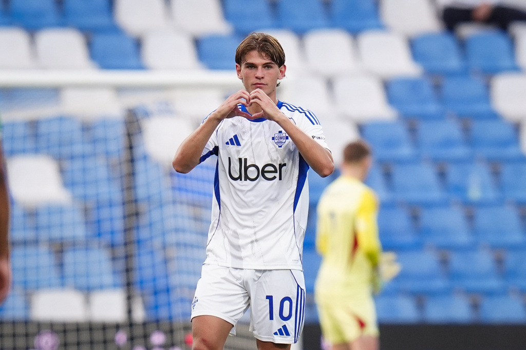 Como's Nico Paz celebrates after scoring a goal during the Serie A soccer match between Sassuolo and Como, Friday, April 17, 2026 in Reggio Emilia, Italy. (Massimo Paolone/LaPresse via AP)