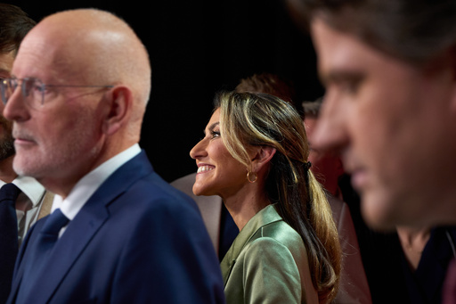 Frans Timmermans, of the center-left two party bloc of Labor Party and Green Left, left, Dilan Yesilgöz, leader of the right-wing People's Party for Freedom and Democracy, center, and Henri Bontenbal, leader of the Christian Democratic Appeal party, react after the debate at the SBS6 TV studio in Hilversum, Netherlands, Thursday, Oct. 23, 2025. (AP Photo/Peter Dejong) Frans Timmermans, of the center-left two party bloc of Labor Party and Green Left, left, Dilan Yesilgöz, leader of the right-wing People's Party for Freedom and Democracy, center, and Henri Bontenbal, leader of the Christian Democratic Appeal party, react after the debate at the SBS6 TV studio in Hilversum, Netherlands, Thursday, Oct. 23, 2025. (AP Photo/Peter Dejong)