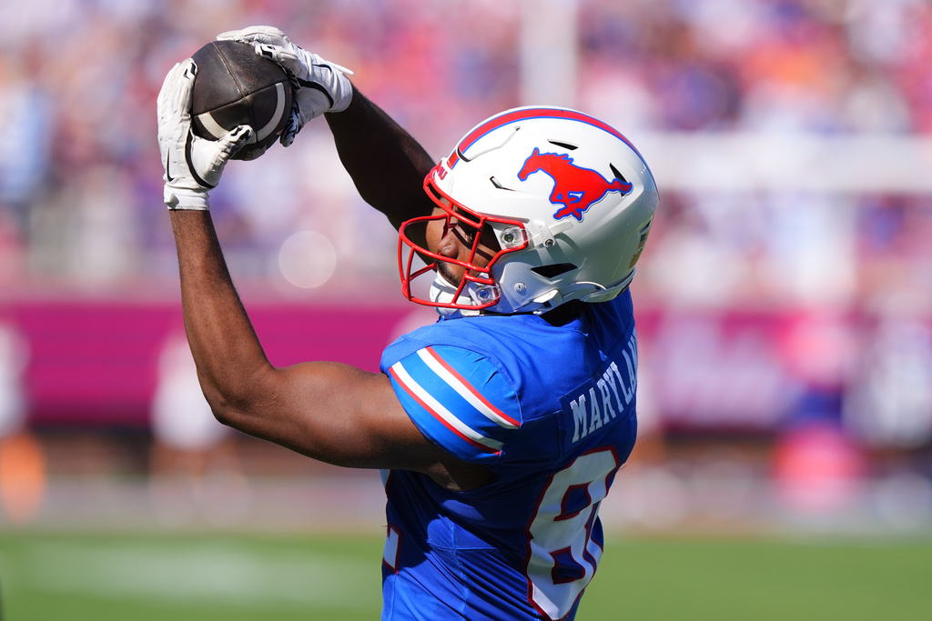 SMU tight end RJ Maryland (82) catches a touchdown pass during the first half of an NCAA college football game against Syracuse Saturday, Oct. 4, 2025, in Dallas. (AP Photo/LM Otero)