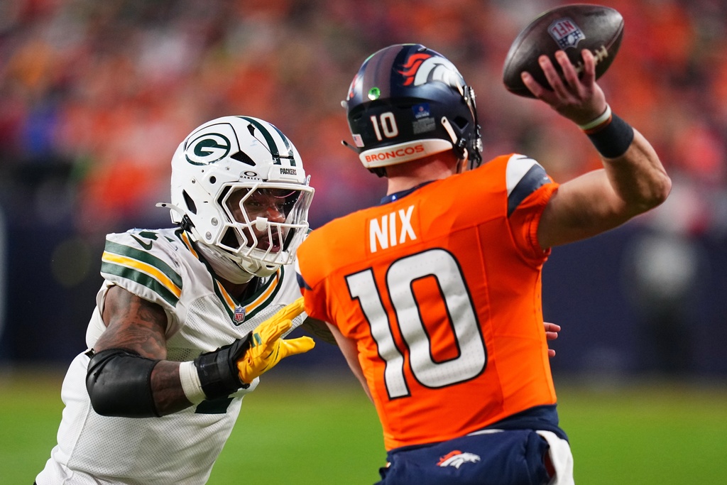 Green Bay Packers' Micah Parsons pressures Denver Broncos' Bo Nix during the second half of an NFL football game Sunday, Dec. 14, 2025, in Denver. (AP Photo/Jack Dempsey)