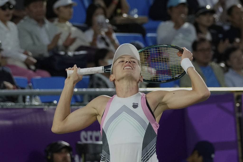 Ekaterina Alexandrova of Russia reacts after missing a shot against Iga Swiatek of Poland during the final match of the Korea Open tennis championships at Seoul Olympic Park Tennis Center in Seoul, South Korea, Sunday, Sept. 21, 2025. (AP Photo/Ahn Young-joon)
