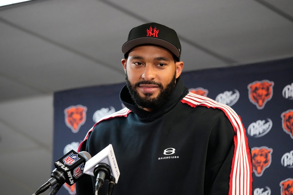 Chicago Bears defensive end Montez Sweat meets with reporters following an NFL football game against the Pittsburgh Steelers, Sunday, Nov. 23, 2025, in Chicago. (AP Photo/Nam Huh )