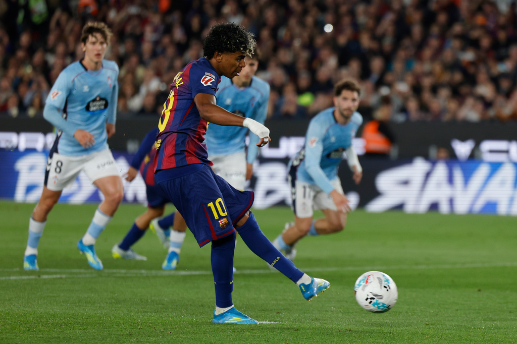 Barcelona's Lamine Yamal scores the opening goal by a penalty during the Spanish La Liga soccer match between Barcelona and Celta Vigo in Barcelona, Spain, Wednesday, April 22, 2026. (AP Photo/Joan Monfort)