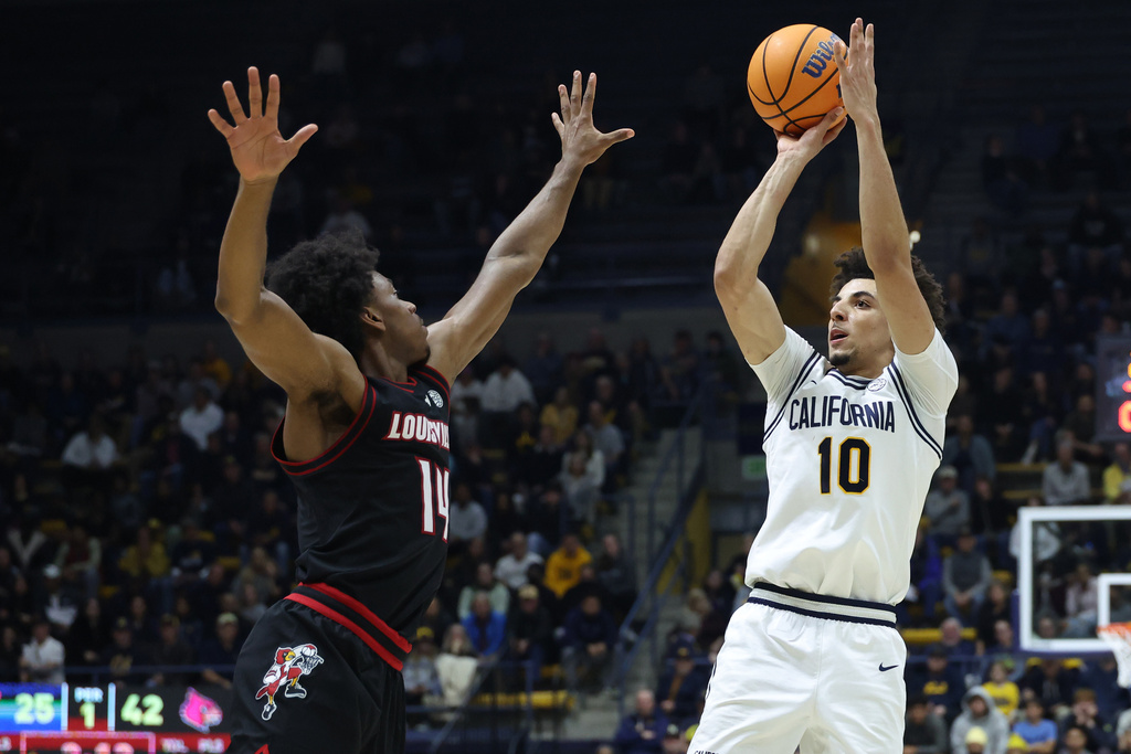 California guard Justin Pippen (10) shoots against Louisville guard Adrian Wooley (14) during the first half of an NCAA college basketball game in Berkeley, Calif., Tuesday, Dec. 30, 2025. (AP Photo/Jed Jacobsohn)