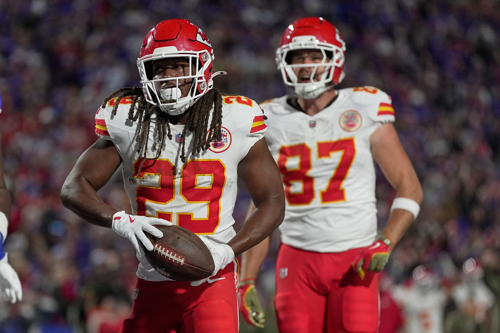 Kansas City Chiefs running back Kareem Hunt (29) celebrates after scoring as teammate Travis Kelce (87) watches during the second half of an NFL football game against the Buffalo Bills Sunday, Nov. 2, 2025, in Orchard Park. N.Y. (AP Photo/Sue Ogrocki)
