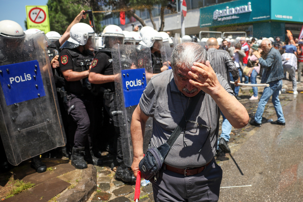 Police use water cannon and pepper spray to disperse supporters of Turkey's main opposition Republican People's Party (CHP) in Izmir, Turkey, Tuesday, May 26, 2026, during a rally in support of party's deposed leader Ozgur Ozel. (AP Photo/Erdem Sahin)
