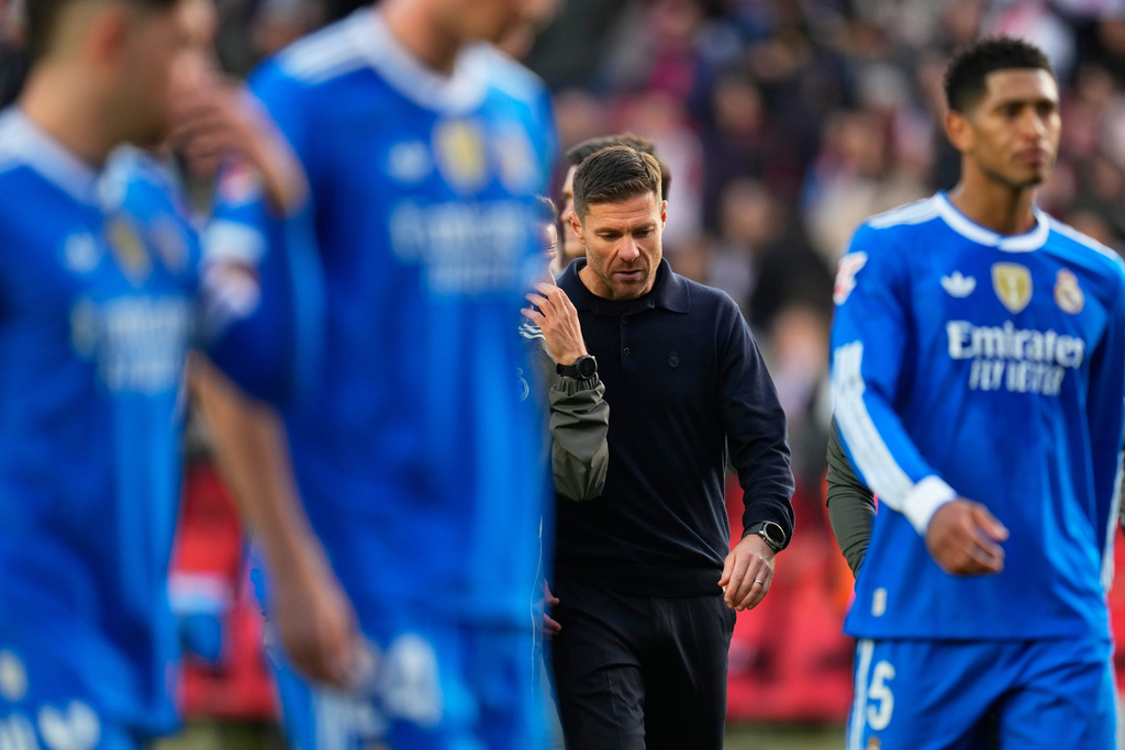 Real Madrid's head coach Xabi Alonso walks with the players during a Spanish La Liga soccer match between Rayo Vallecano and Real Madrid in Madrid, Spain, Sunday, Nov. 9, 2025. (AP Photo/Manu Fernandez)