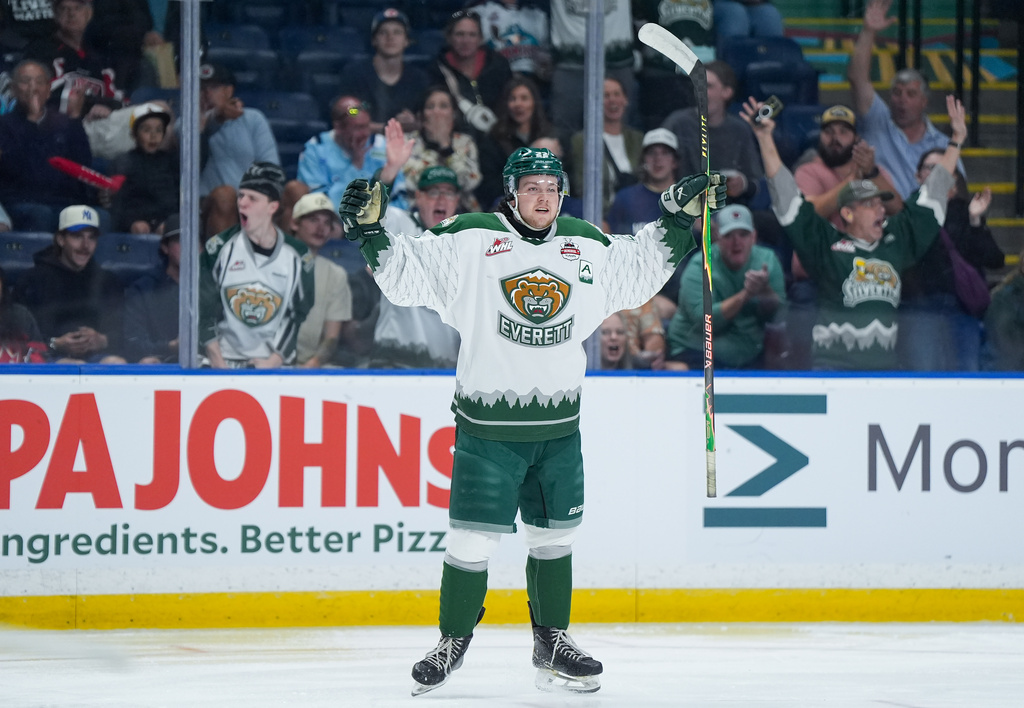 Everett Silvertips' Jesse Heslop celebrates his goal during the first period of a Memorial Cup hockey game against the Chicoutimi Sagueneens in Kelowna, British Columbia, Saturday, May 23, 2026. (Darryl Dyck/The Canadian Press via AP)