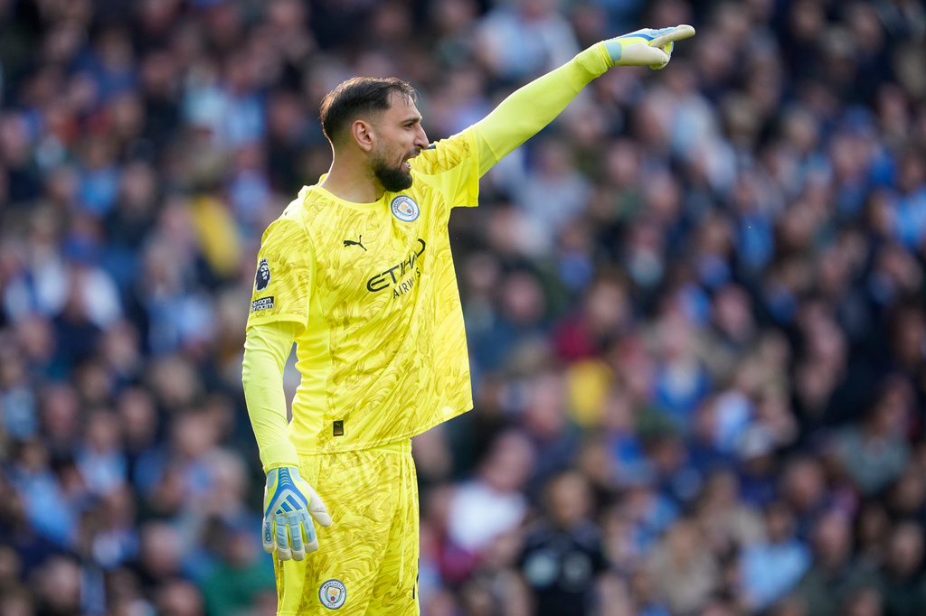 Manchester City's goalkeeper Gianluigi Donnarumma gestures during the English Premier League soccer match between Manchester City and and Arsenal, in Manchester, England, Sunday, April 19, 2026. (AP Photo/Dave Thompson)