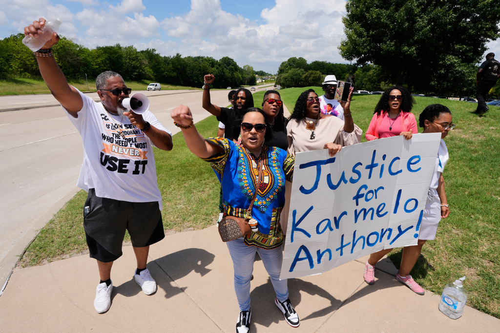 Supporters for Karmelo Anthony demonstrate in front of the Collin County courthouse Thursday, June 4, 2026, in McKinney, Texas. (AP Photo/Tony Gutierrez)