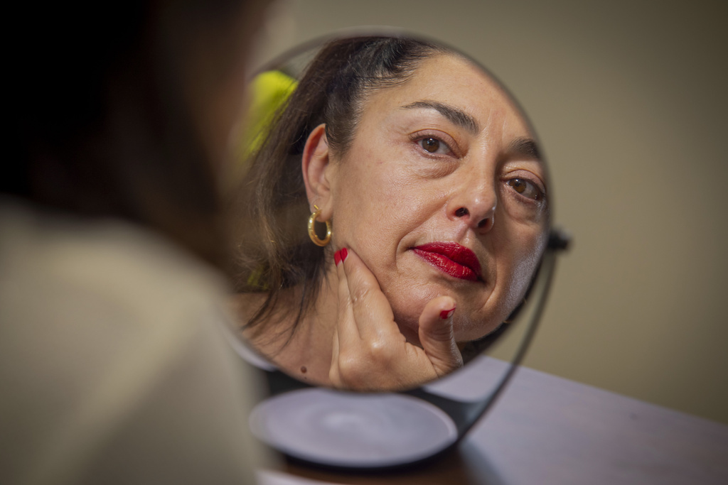 Deborah Borg discusses how to pull off the no makeup makeup look at the women's clothing store Dalya on Wednesday, Aug. 27, 2025, in New York. (Photo by Andy Kropa/Invision/AP)