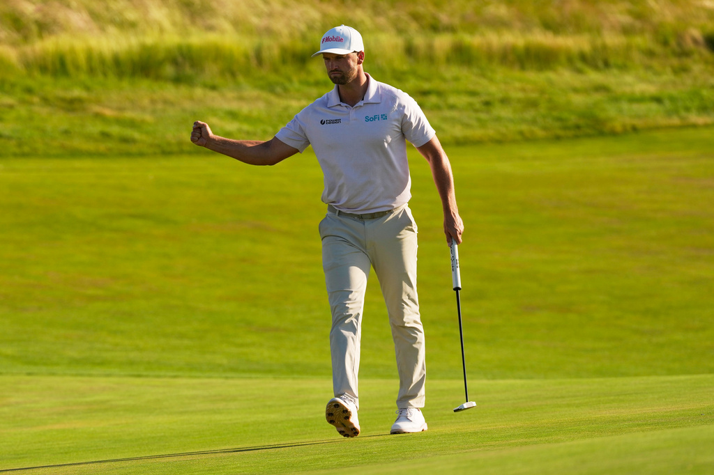 Wyndham Clark celebrates after a putt on the 18th hole during the final round of the U.S. Open golf tournament at Shinnecock Hills Golf Club in Southampton, N.Y., Sunday, June 21, 2026. (AP Photo/David J. Phillip)