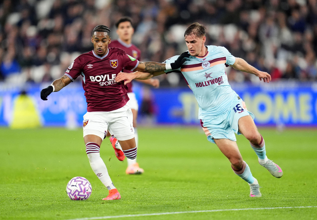 West Ham United's Crysencio Summerville, left, and Brentford's Yehor Yarmolyuk battle for the ball during the English Premier League soccer match between West Ham United and Brentford at the London Stadium, London, Monday Oct. 20, 2025. (Steven Paston/PA via AP)