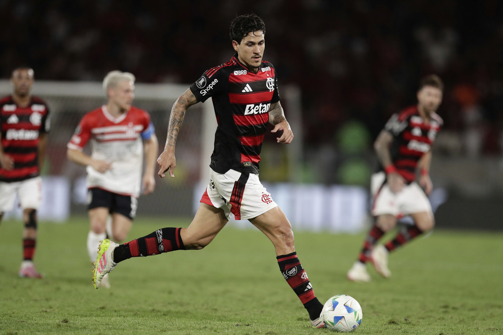 Pedro of Brazil's Flamengo controls the ball during a Copa Libertadores quarterfinal soccer match against Argentina's Estudiantes de La Plata at Maracana stadium, in Rio de Janeiro, Thursday, Sept. 18, 2025. (AP Photo/Bruna Prado)