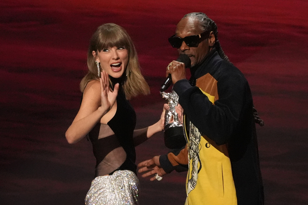 Taylor Swift, left, accepts the award for video of the year for "The Fate of Ophelia," from Snoop Dogg during the MTV Video Music Awards on Sunday, Sept. 27, 2026, at the Peacock Theater in Los Angeles. (AP Photo/Chris Pizzello)