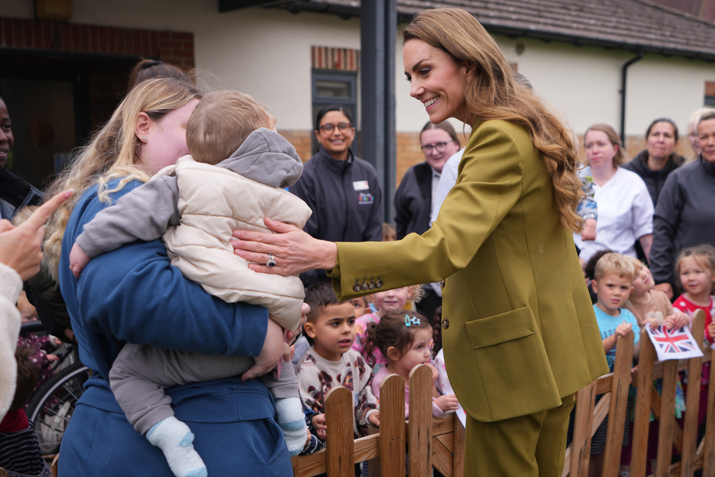 Kate, Princess of Wales speaks atop members of the public after a visiting Home-Start Oxford to meet and talk to families, and the volunteers who support them, in Oxford, England, Thursday, Oct. 9, 2025. (AP Photo/Kirsty Wigglesworth, Pool)