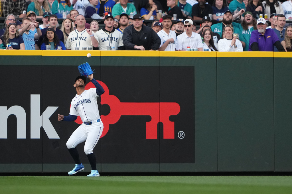 Seattle Mariners center fielder Julio Rodríguez catches a fly ball from Atlanta Braves' Dominic Smith during the fifth inning of a baseball game, Tuesday, May 5, 2026, in Seattle. (AP Photo/Lindsey Wasson)
