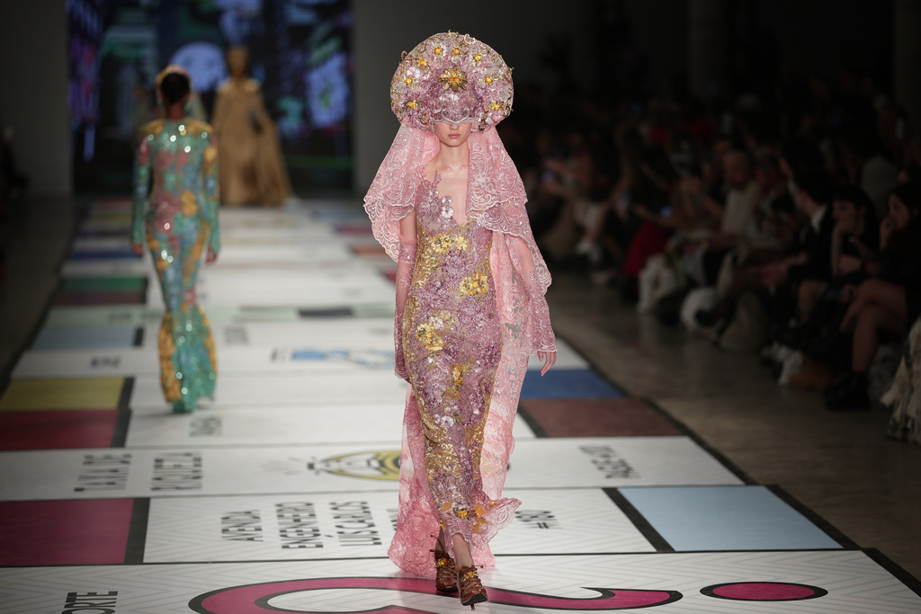 A model wears creations from the Dario Mittmann collection during the Sao Paulo Fashion Week, Thursday, Oct. 16, 2025. (AP Photo/Ettore Chiereguini)