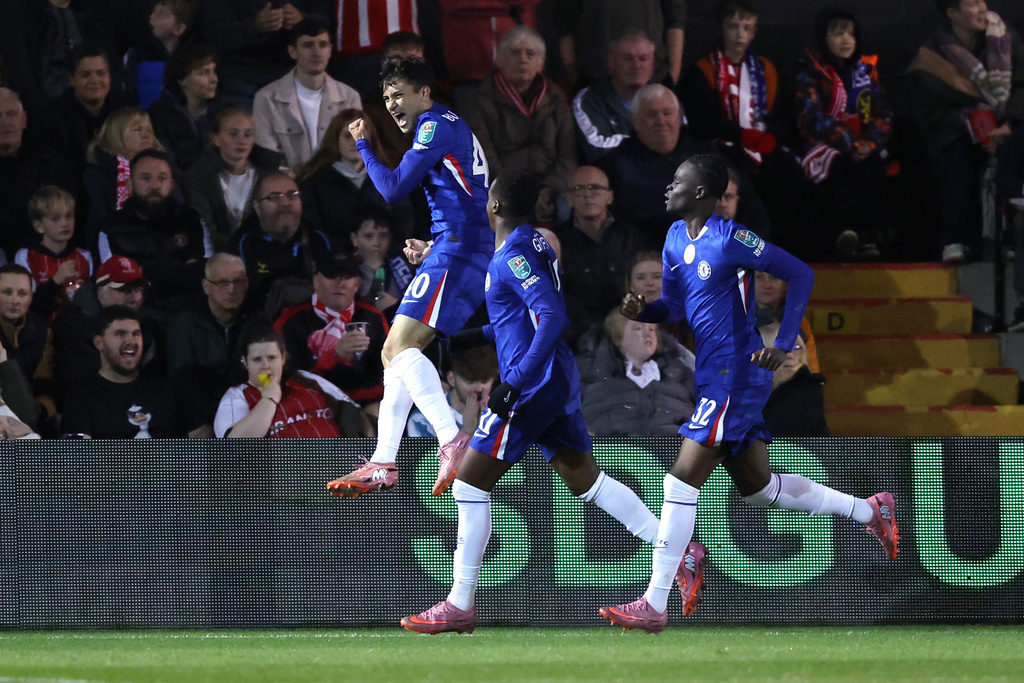 Chelsea's Facundo Buonanotte, left, celebrates scoring during the English League Cup third round soccer match between Lincoln City and Chelsea at the LNER Stadium, Lincoln, England, Tuesday Sept. 23, 2025. (Nigel French/PA via AP)