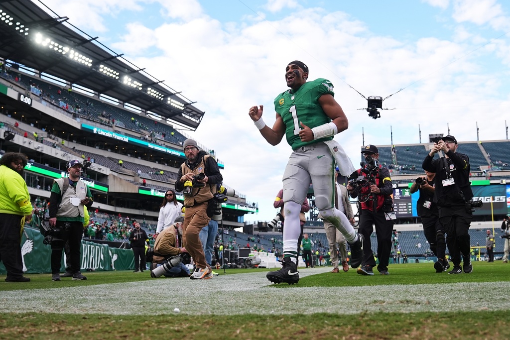 Philadelphia Eagles quarterback Jalen Hurts leaves the field after an NFL football game against the New York Giants on Sunday, Oct. 26, 2025, in Philadelphia. (AP Photo/Matt Rourke)