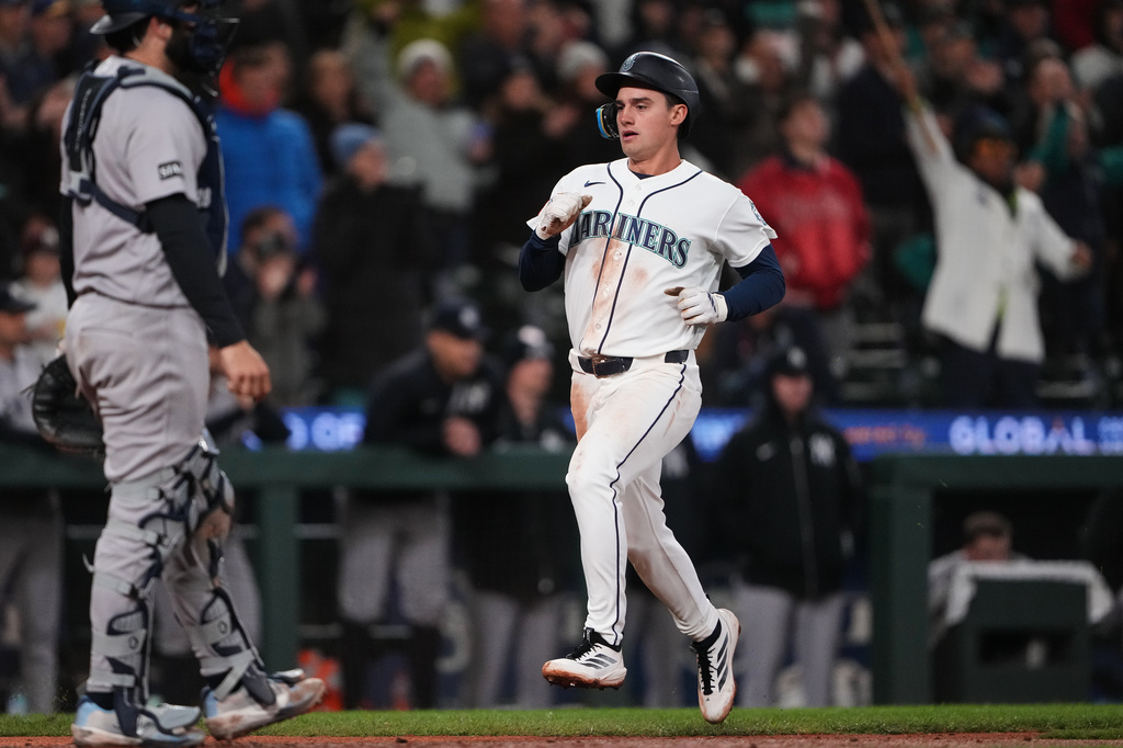 Seattle Mariners' Cole Young scores on a two-run single from Cal Raleigh against the New York Yankees during the eighth inning of a baseball game, Wednesday, April 1, 2026, in Seattle. (AP Photo/Lindsey Wasson)