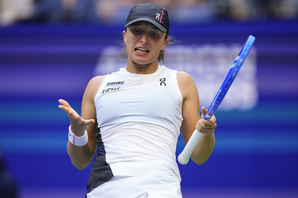 Iga Swiatek, of Poland, reacts after losing a point to Amanda Anisimova, of the United States, during the quarterfinal round of the U.S. Open tennis championships, Wednesday, Sept. 3, 2025, in New York. (AP Photo/Yuki Iwamura)