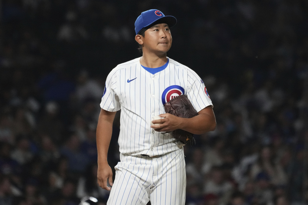 Chicago Cubs starting pitcher Shota Imanaga, of Japan, reacts as he looks at the score board after Atlanta Braves' Eli White hit a solo home run during the fifth inning of a baseball game in Chicago, Tuesday, Sept. 2, 2025. (AP Photo/Nam Y. Huh)