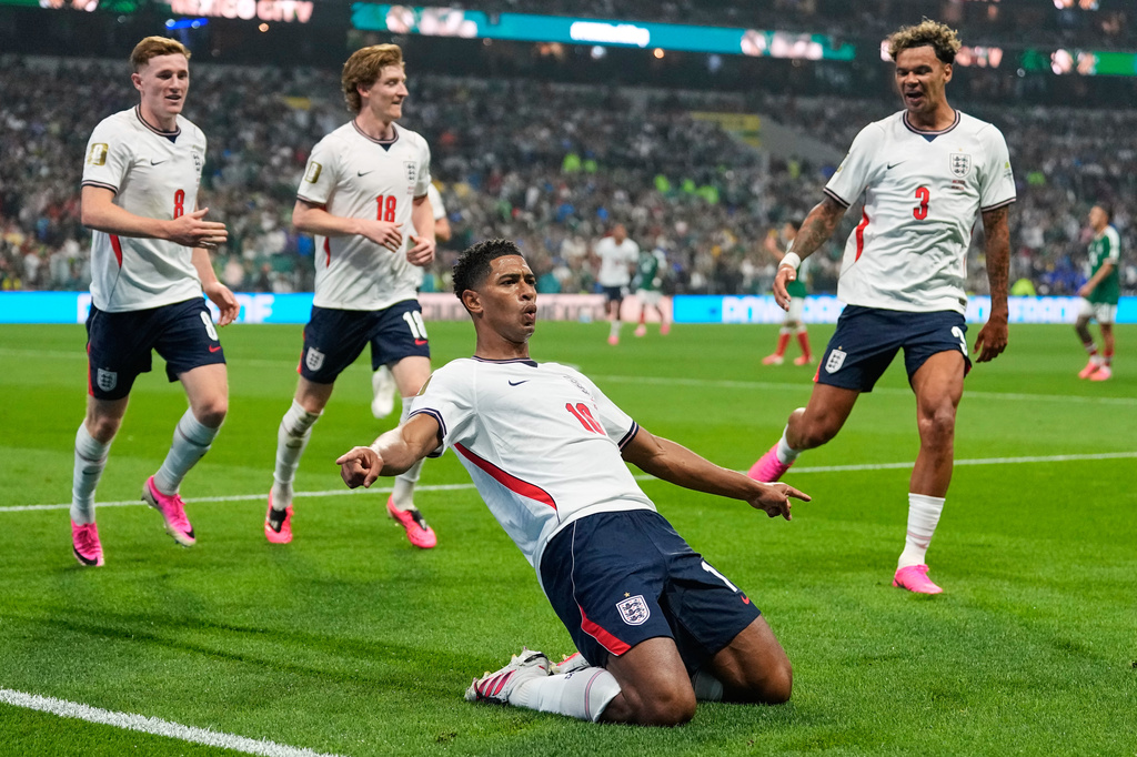 England's Jude Bellingham (10) celebrates with teammates after scoring his second goal during the World Cup round of 16 soccer match between Mexico and England in Mexico City, Sunday, July 5, 2026. (AP Photo/Natacha Pisarenko)