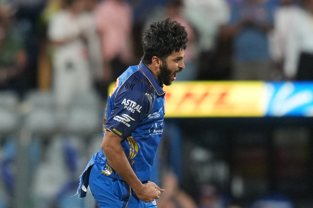 Mumbai Indians’ Shardul Thakur celebrates the wicket of Kolkata Knight Riders’ captain Ajinkya Rahane during the Indian Premier League cricket match between Mumbai Indians and Kolkata Knight Riders in Mumbai, India, Sunday, March 29, 2026. (AP Photo/Rafiq Maqbool)