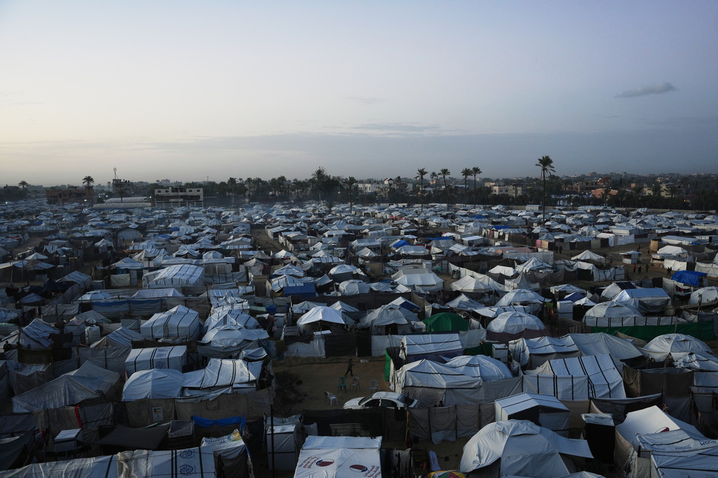 A tent camp for displaced Palestinians stretches across an area in Deir al-Balah, in the central Gaza Strip, Saturday, Jan. 10, 2026. (AP Photo/Abdel Kareem Hana)