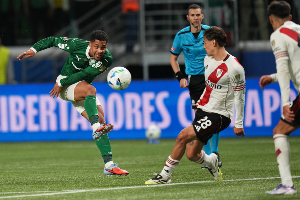 Vitor Roque of Brazil's Palmeiras, left, makes an attempt to score against Argentina's River Plate during a Copa Libertadores quarterfinal second leg soccer match at Allianz Parque stadium in Sao Paulo, Wednesday, Sept. 24, 2025. (AP Photo/Andre Penner)