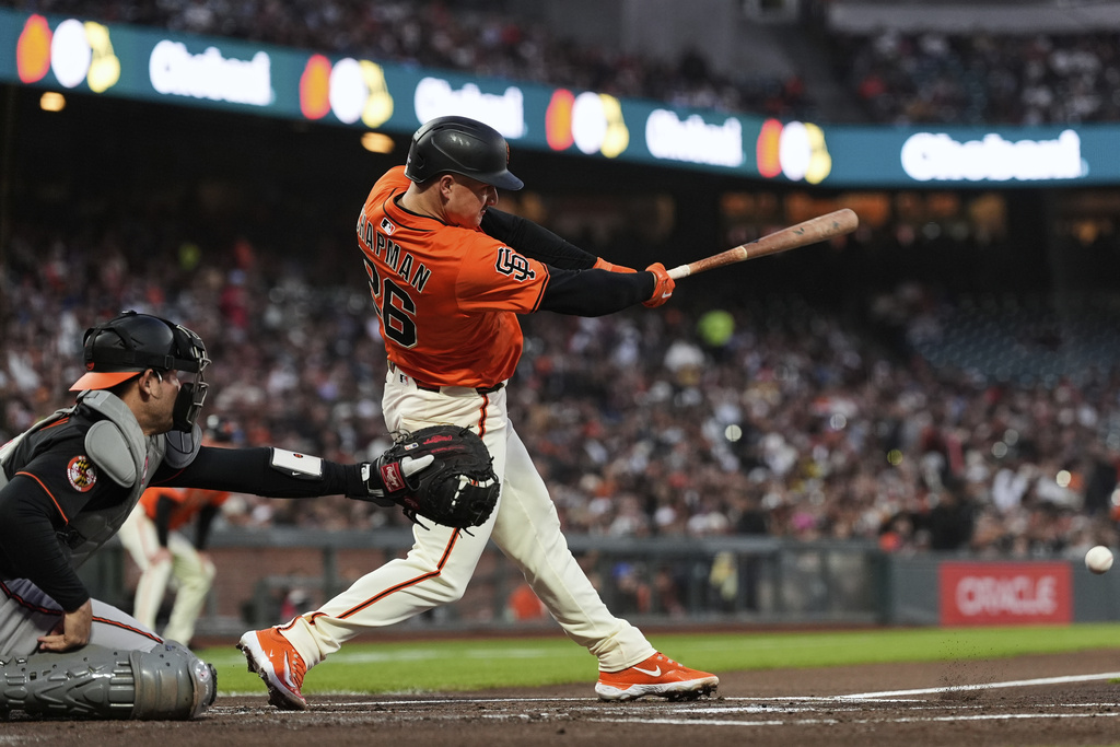San Francisco Giants' Matt Chapman (26) hits an RBI single during the first inning of a baseball game against the Baltimore Orioles, Friday, Aug. 29, 2025, in San Francisco. (AP Photo/Godofredo A. Vásquez)