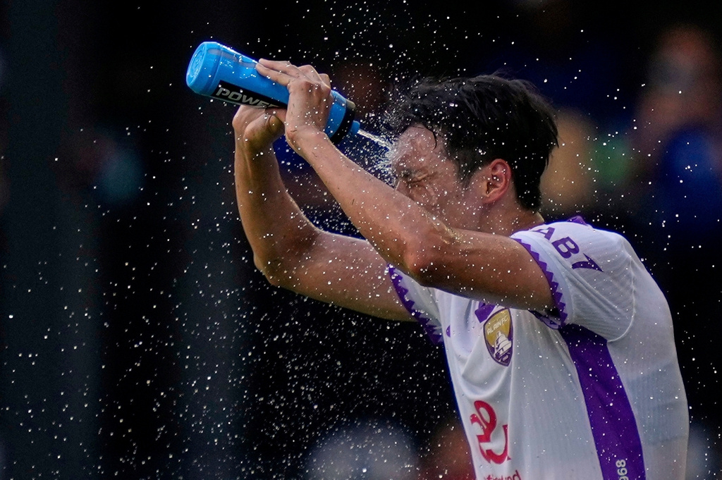 FILE - Al Ain's Park Yong-woo cools off during the Club World Cup Group G soccer match between Wydad AC and Al Ain FC in Washington, June 26, 2025. (AP Photo/Julia Demaree Nikhinson, File)