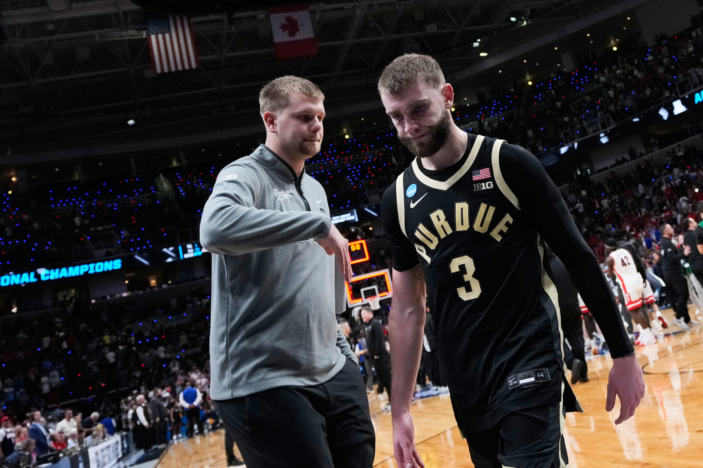 Purdue guard Braden Smith (3) walks off the court after a loss to Arizona in the Elite Eight of the NCAA college basketball tournament, Saturday, March 28, 2026, in San Jose, Calif. (AP Photo/Godofredo A. Vásquez)