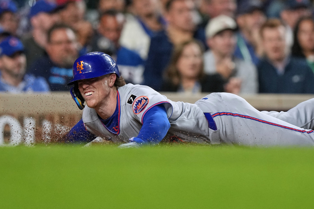 New York Mets' Brett Batyscores on a two-run double by Tyrone Taylor during the sixth inning of a baseball game against the Chicago Cubs in Chicago, Thursday, Sept. 25, 2025. (AP Photo/Nam Y. Huh)