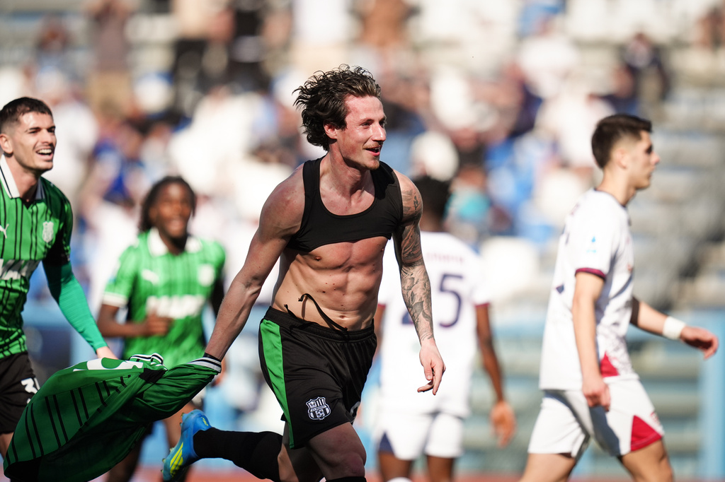 Sassuolo's Andrea Pinamonti celebrates scoring their side's second goal of the game during the Serie A soccer match between Sassuolo and Cagliari in Reggio Emilia, Italy, Saturday, April 4, 2026. (Massimo Paolone/LaPresse via AP)
